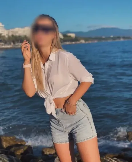 Caroline, 36