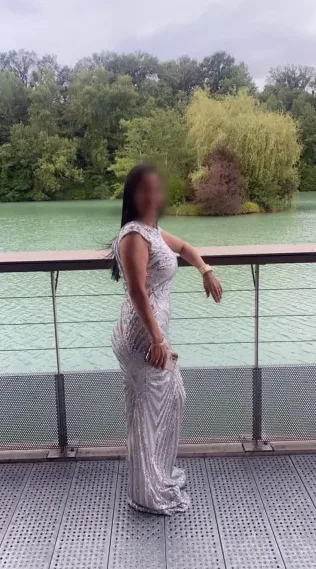 Sanela, 40